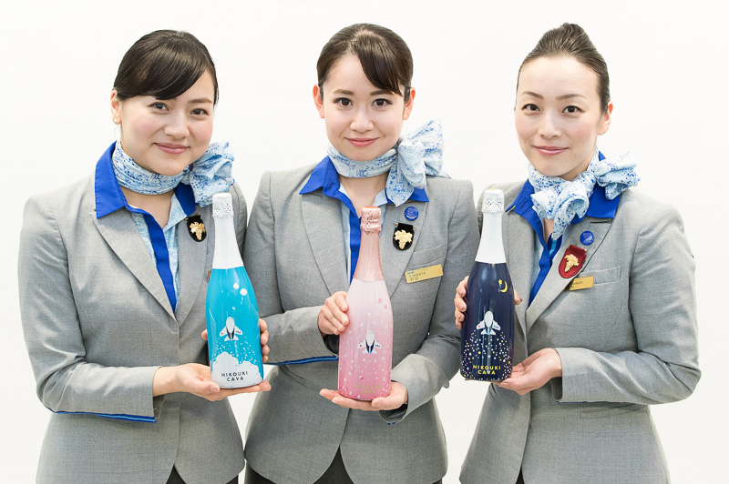 第1弾の「HIKOUKI CAVA【2013】」、第2弾の「HIKOUKI CAVA（星空）【2014】」も販売継続中。歴代3本のセットは8400円（ANAカードでの購入は7980円）
