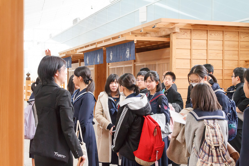 福岡県宗像市の中学生と高校生が参加。羽田空港国際線ターミナルでは、各フロアの説明、そこで働くスタッフの業務内容などが紹介された。写真は4階にある「江戸小路」の日本橋