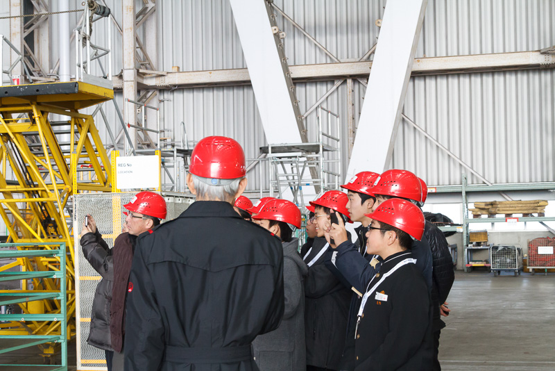 熱心に説明を聞く参加者。この日は最高気温が5℃未満と寒い日ながらも誰しもが楽しんでいた