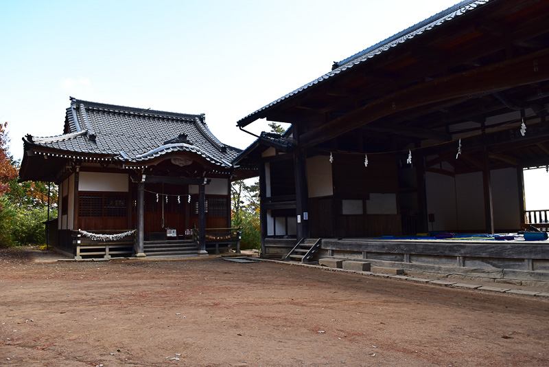 左が本殿、右がヨガをやった神楽殿