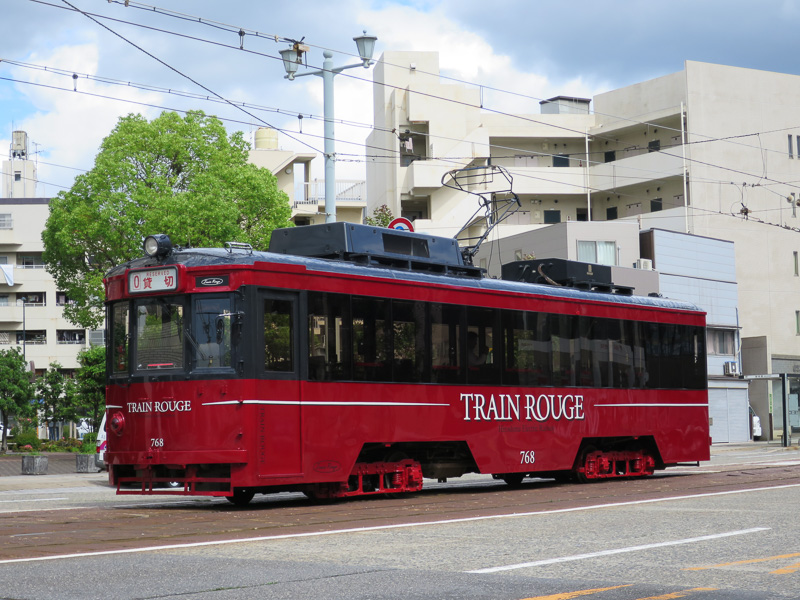 「おでん＆日本酒電車」で運行する、飲食ができる路面電車「TRAIN ROUGE」（トランルージュ）