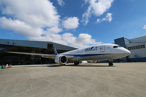 ANA、ボーイング 787-8初号機「JA801A」が光輝く通常塗装となって