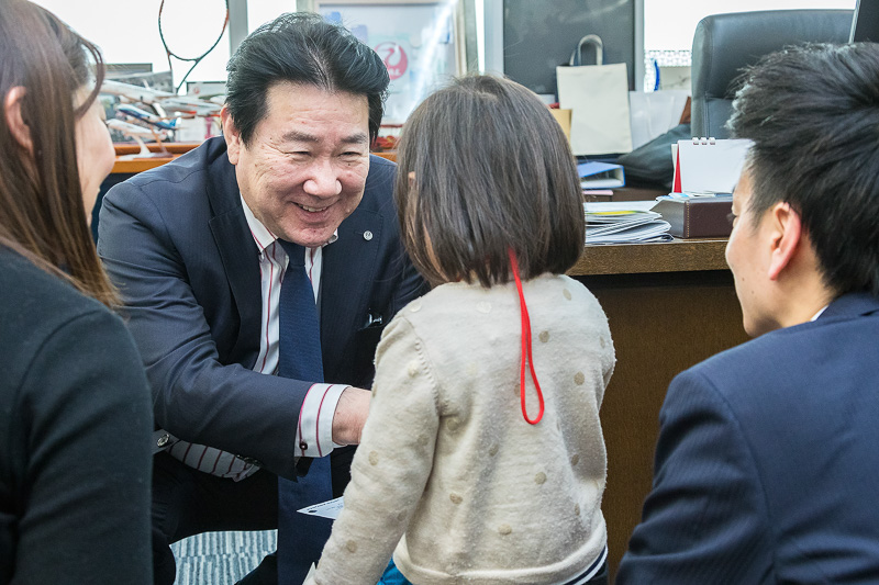 その後、サプライズで登場した植木氏とも名刺交換