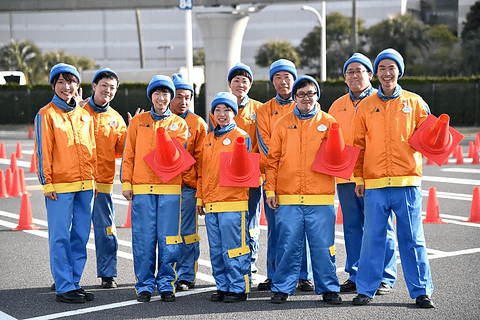 大きなミッキーマウス が東京ディズニーリゾートの駐車場に 毎年恒例のコーンを使ったアートの展示がスタート キャストが三角コーン約700個で制作 トラベル Watch