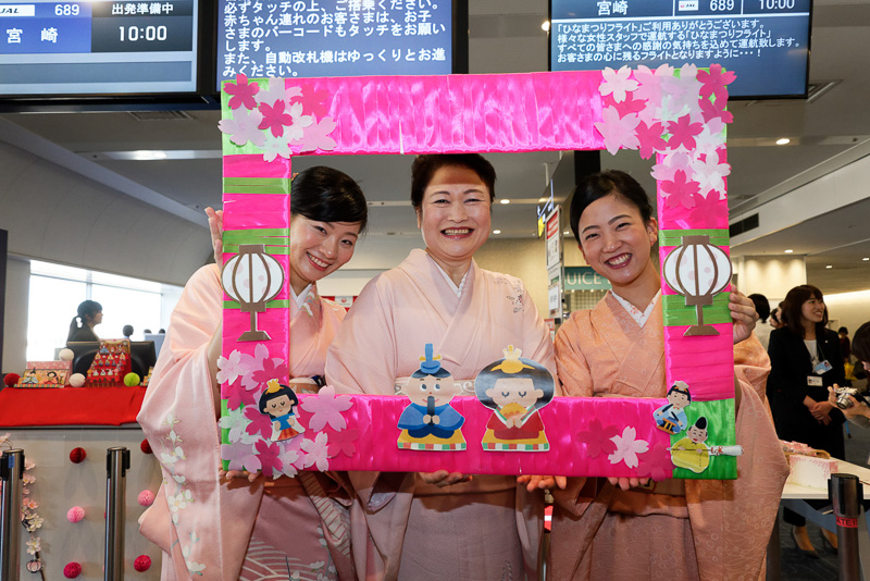 JALは3月3日、9回目となる「ひなまつりフライト」を羽田～宮崎線で実施した。写真中央は、日本航空株式会社 東京空港支店長の屋敷和子氏