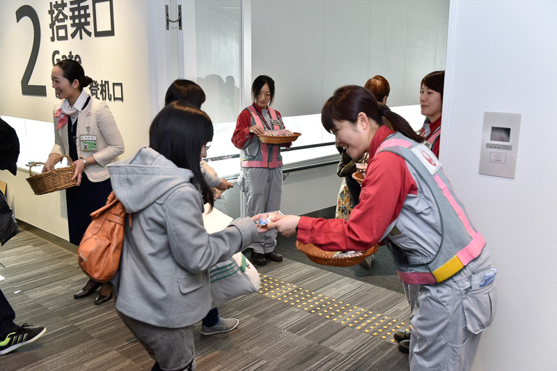 ゲートを通過した搭乗客にプレゼント