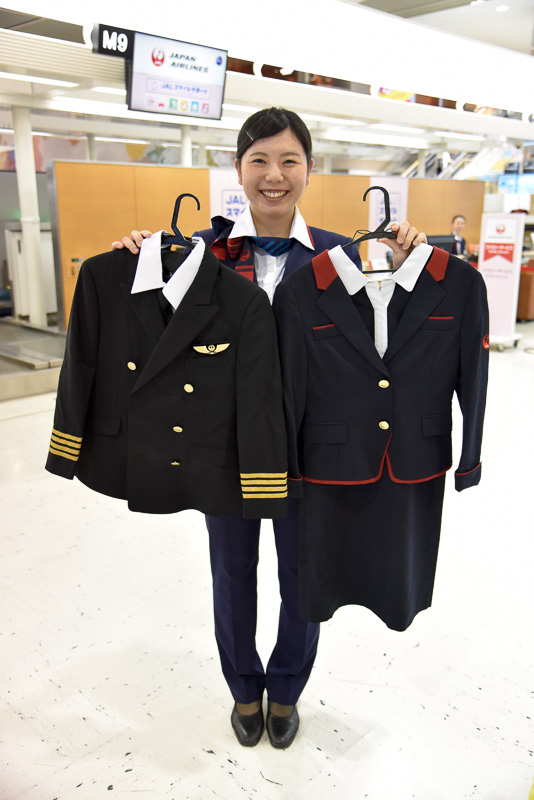 成田国際空港のJALのチェックインカウンター横では制服体験も。機長やCAらの制服が着用できた