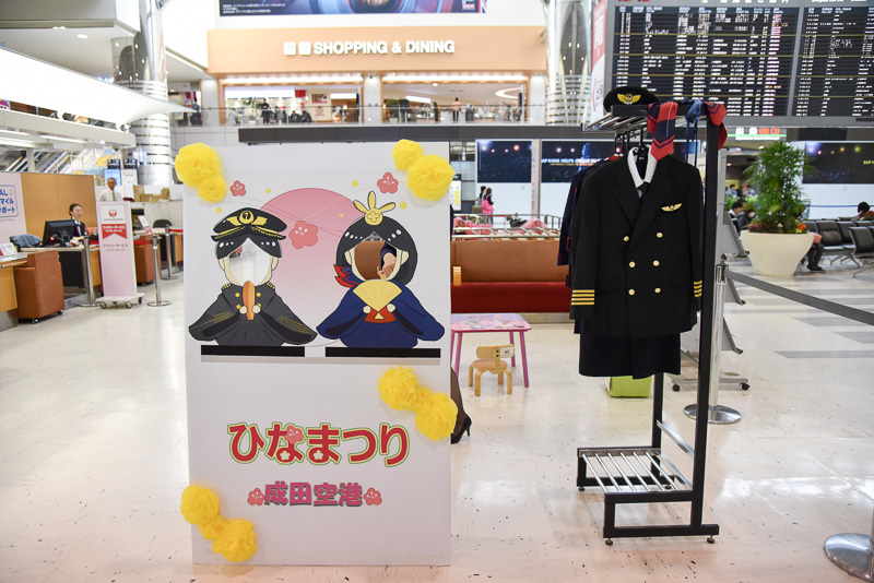 顔出しパネルもあり、笑顔で記念撮影する家族連れの姿も