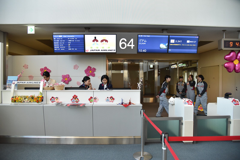 搭乗ゲート前のカウンターがひなまつりバージョンに