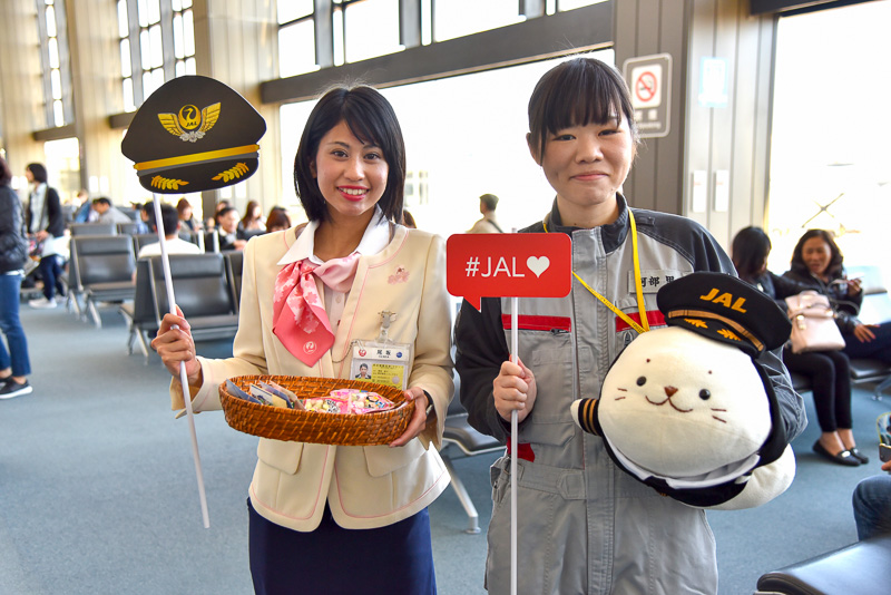 フォトフレームが用意され、記念撮影を楽しむ乗客の姿があちらこちらで見られた