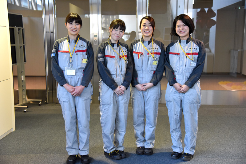 搭乗時間となり、乗客たちが続々とゲートへ。整備士らが笑顔で乗客を横断幕とともにお見送り