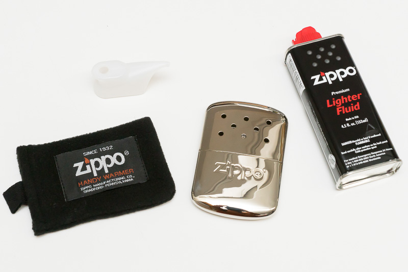 パッケージ内の内容物。オイルも同梱されていて、火を点けるものがあればすぐに使える