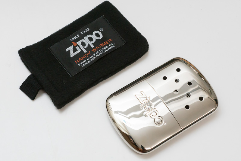 金属製のハンディウォーマー本体とフリースで作られたケース