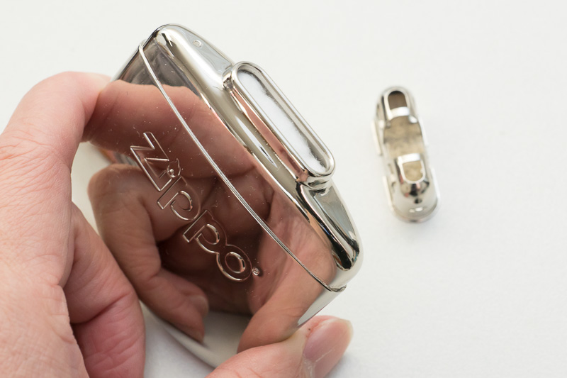 バーナーを外すと燃料を入れる注油口がある。燃料は脱脂綿に染みこませる