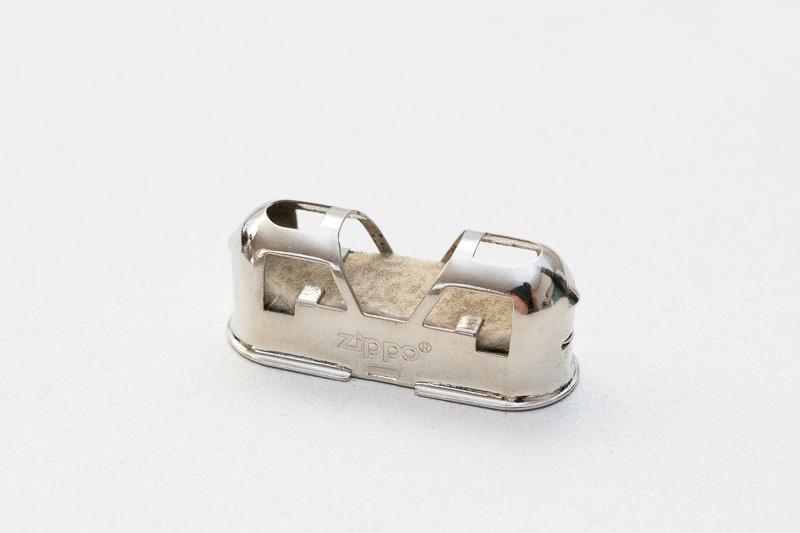 金口は、ガラス繊維にプラチナ微粒子を担持させている。中央のヘコみ部を加熱して点火する