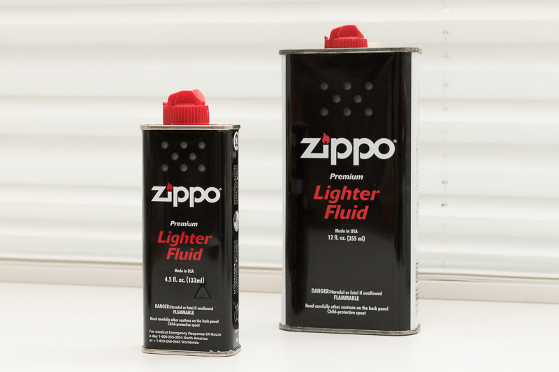 Zippoのオイル缶。左が同梱の133mL小缶。右は355mL大缶