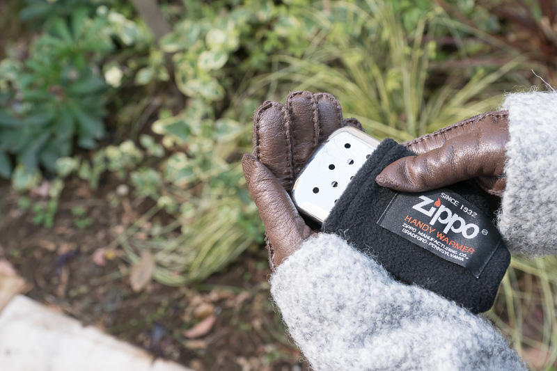 冬の屋外で手先を温めるのにとても重宝する