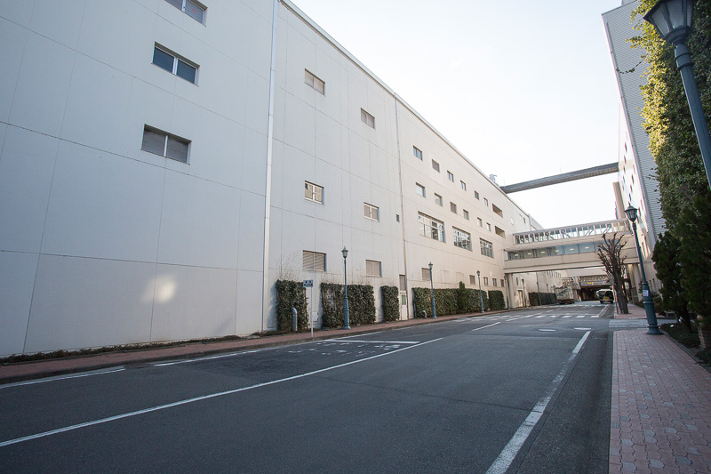 分倍河原駅から無料シャトルバスで約5分で到着。正門付近ではなく工場敷地内奥にガイドツアー受付があるので、少しだけだが工場の場内を走行する。駅からの工場までの行程で見る車窓の風景とはガラッと変わるので“工場見学にきた”という雰囲気になる