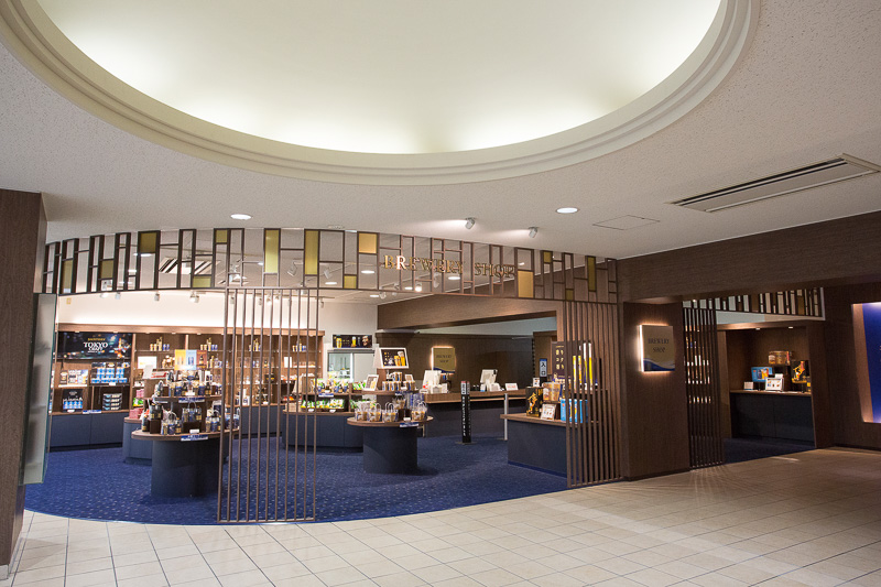 入り口フロアには工場直送ビールや工場限定品を販売する「ブルワリーショップ」がある。このお店の利用のみなら予約は不要。ビールをケース買いする際、ショップから直接出荷手続きもできる