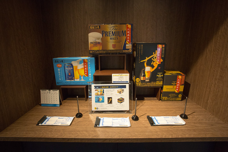 入り口フロアには工場直送ビールや工場限定品を販売する「ブルワリーショップ」がある。このお店の利用のみなら予約は不要。ビールをケース買いする際、ショップから直接出荷手続きもできる