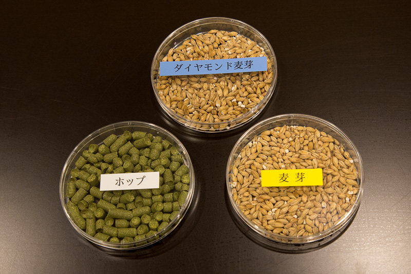 テーブルに置いてあった原料の見本