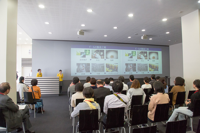 ガイドツアーはまず映像でサントリーのビール作りについての解説を見る