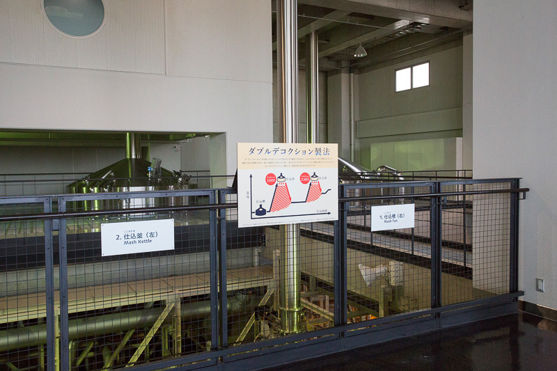 次はダブルデコクション製法の製造現場を見る。実際に仕込みを行なっている槽を間近で見られ、濾過槽は覗きき窓から内部を見ることもできる