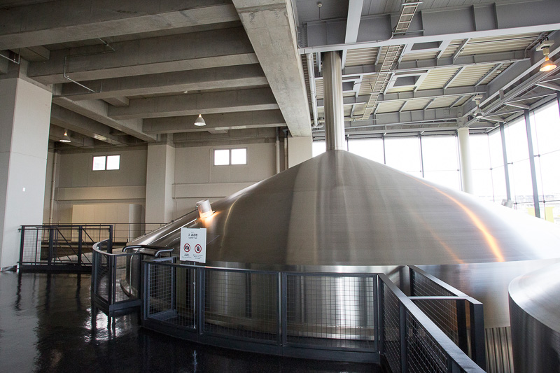 次はダブルデコクション製法の製造現場を見る。実際に仕込みを行なっている槽を間近で見られ、濾過槽は覗きき窓から内部を見ることもできる