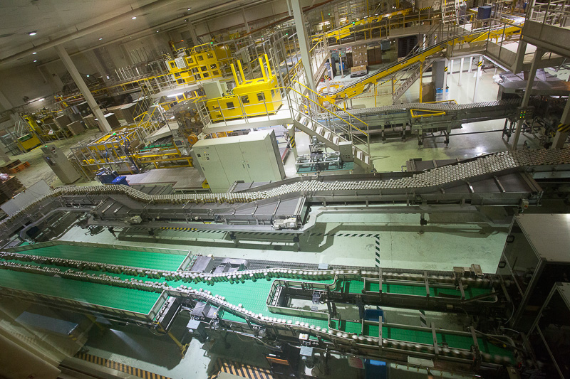 缶に詰める行程。「ザ・プレミアム・モルツ」の工場は見学通路からは見えないのでライブカメラで見学。缶にビールを詰める際は酸素を排除するためビールを入れる前に瞬間的に炭酸ガスを缶のなかに吹き込んでいる