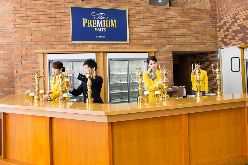 ホールでは「ザ・プレミアム・モルツ」の試飲ができる。ここにはモンドセレクション・ビール部門で受賞した最高金賞の記念品も展示されている
