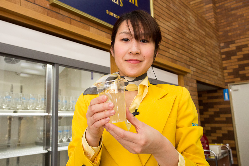 このホールは以前、仕込み槽などがあった部屋で、照明の傘はその当時の仕込み槽の上部をそのまま使用している。ビールが飲めない人や未成年、子供向けにはサントリー製品のお茶やりんごジュースも用意している。おつまみも子供向けを用意する