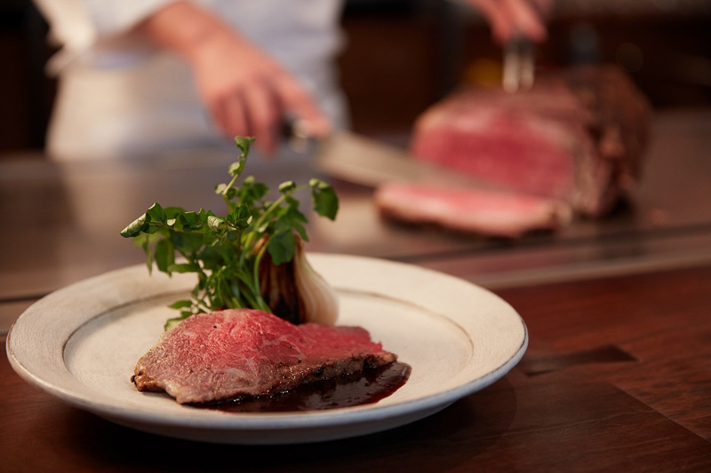 目の前で3～5kgの大きな塊肉を切り分けるパフォーマンスは、鉄板焼のレストランならでは