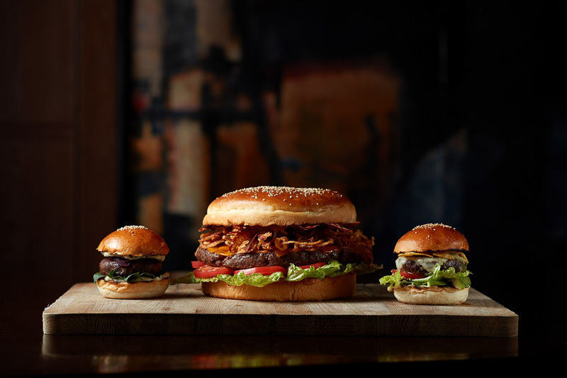 通常メニューで提供している「オーク ドア バーガー」と大きさを比較したところ