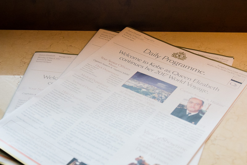 ラウンジやホールで行なわれるイベントなどは、毎日発行される船内新聞で告知される