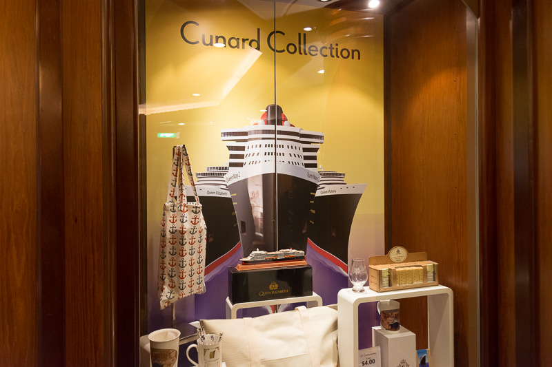 ショップではキュナードやクイーン・エリザベスに関するグッズが販売されている