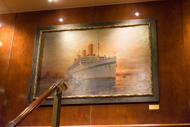 ロビーなどにキュナードの過去の客船の油絵などが飾られている