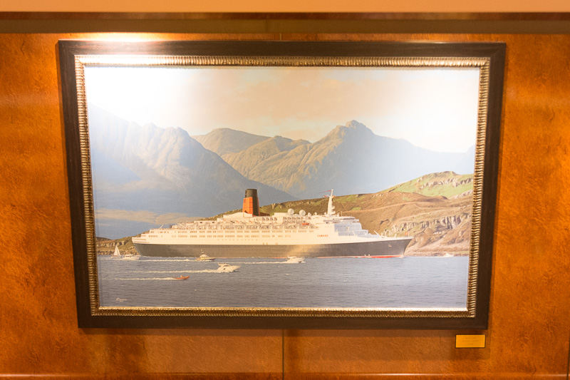 ロビーなどにキュナードの過去の客船の油絵などが飾られている