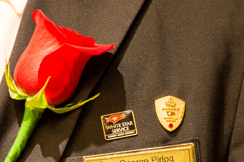 タイタニックを運航していたことで知られるホワイトスター・ラインのおもてなしを引き継ぐことを表わす「ホワイトスター・サービス」のピンバッジ