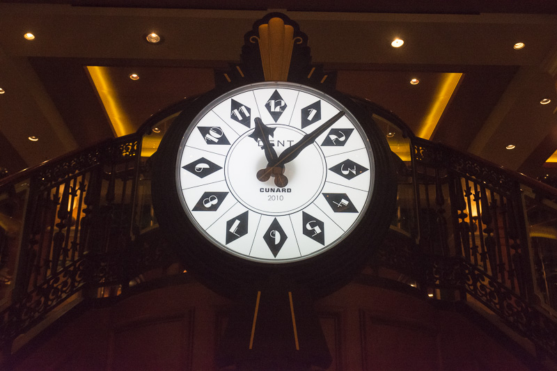 デッキ2からデッキ3のロイヤル・アーケードへ向かう階段には、ビッグ・ベンの時計メーカーとして知られるデント製の特注品が飾られている。このカーブを描く階段は、女性がドレス姿で下りてくるときに最も美しく見える角度で、船内のさまざまな場所の階段がこのような作りになっている