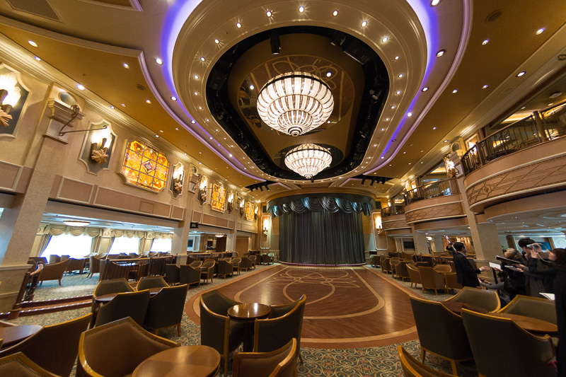 本格的なダンスホールを備えるクイーンズ・ルーム