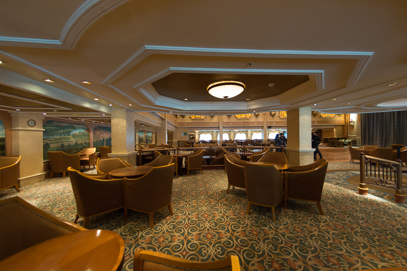 本格的なダンスホールを備えるクイーンズ・ルーム