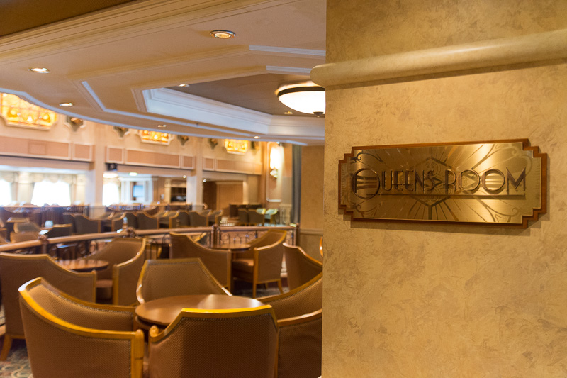 本格的なダンスホールを備えるクイーンズ・ルーム