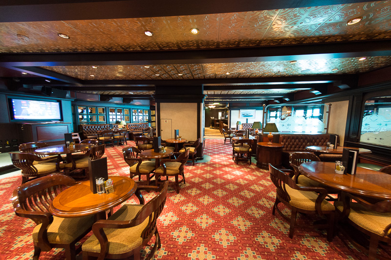 英国パブの雰囲気をそのまま感じられる「ゴールデン・ライオン・パブ」