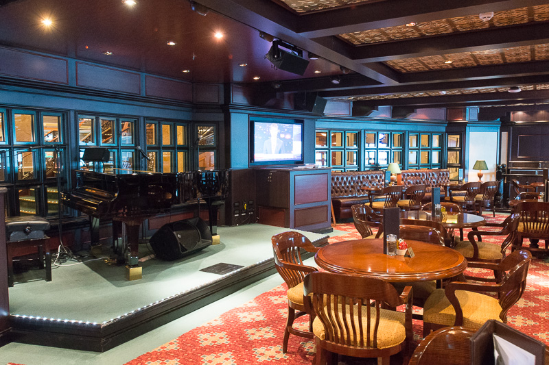 英国パブの雰囲気をそのまま感じられる「ゴールデン・ライオン・パブ」