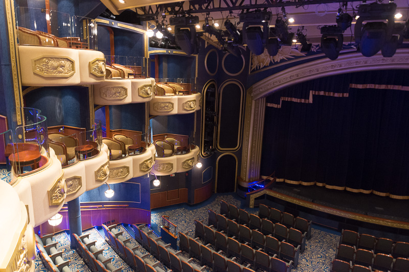 両ウィングに16のプライベート・ボックスを備える。このうち15番（写真右）は、命名式の際にエリザベス2世が座った席