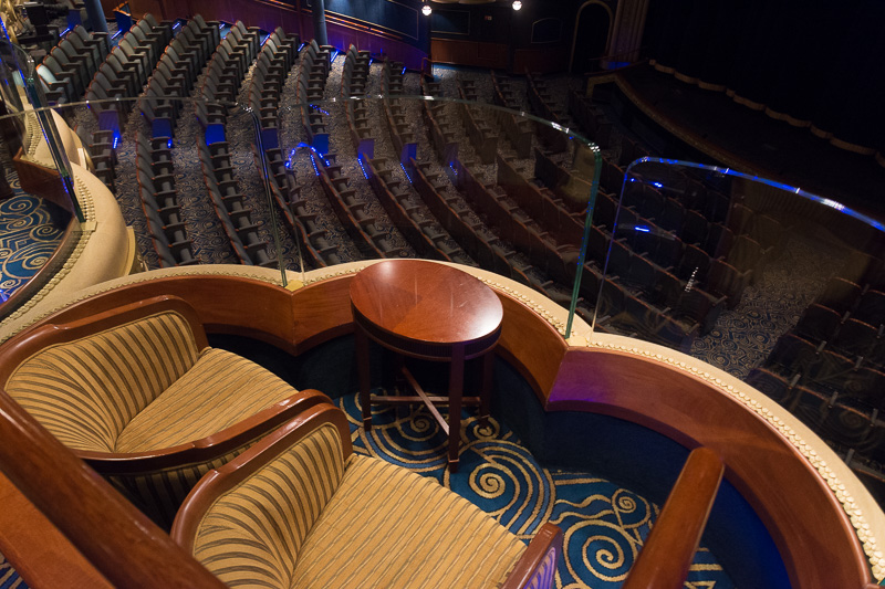 両ウィングに16のプライベート・ボックスを備える。このうち15番（写真右）は、命名式の際にエリザベス2世が座った席