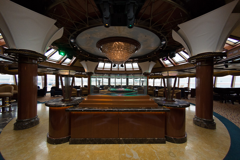 銀のクイーン・エリザベス2が置かれるラウンジ「ザ・ヨット・クラブ」
