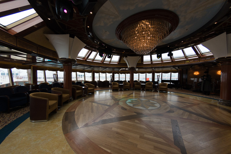 銀のクイーン・エリザベス2が置かれるラウンジ「ザ・ヨット・クラブ」