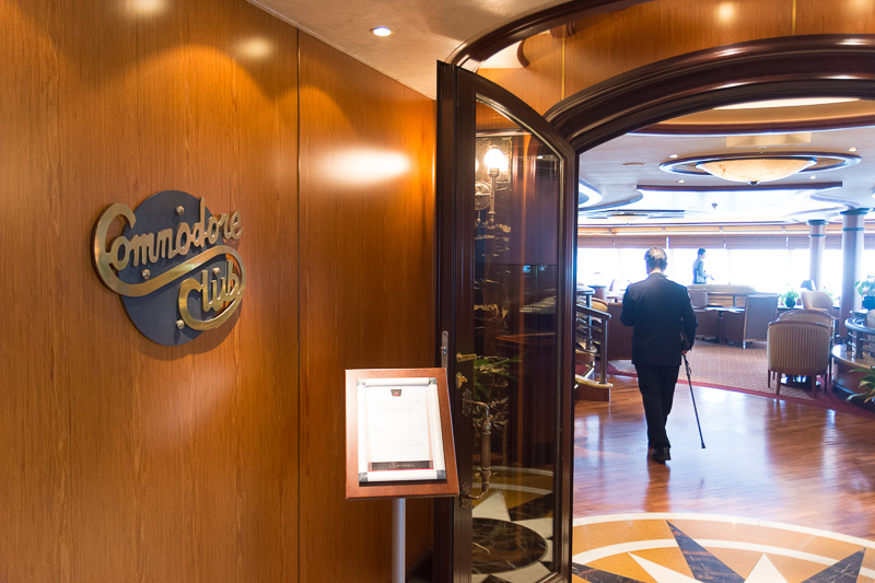 海洋をイメージしたコモドアークラブには、「クイーン・メリー2」（写真中央）、「クイーン・ヴィクトリア」（写真右）のモデルシップも飾られている