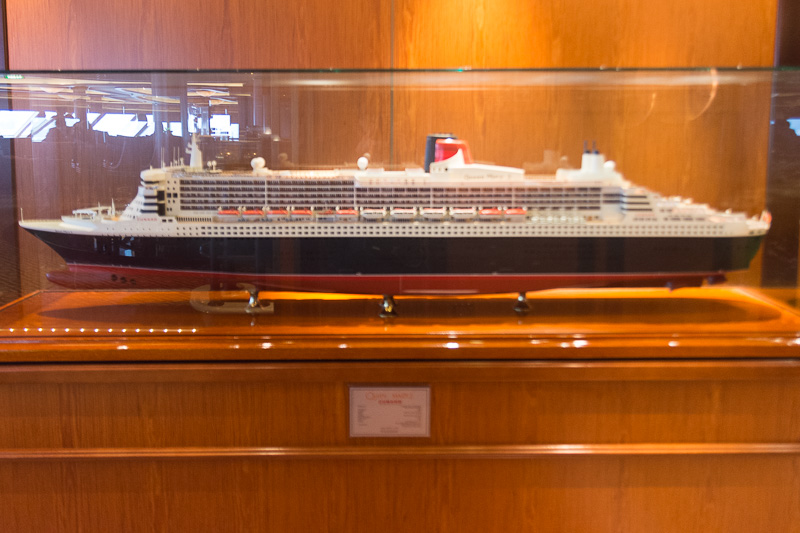 海洋をイメージしたコモドアークラブには、「クイーン・メリー2」（写真中央）、「クイーン・ヴィクトリア」（写真右）のモデルシップも飾られている